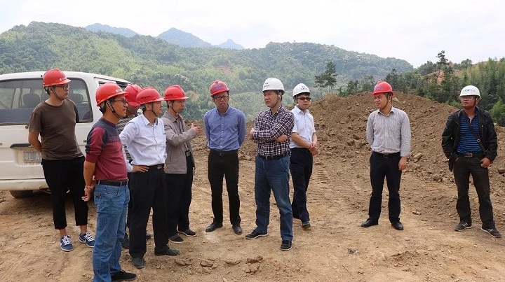 陈兴俊副总经理一行察看拌合及砂石系统施工现场.webp.jpg